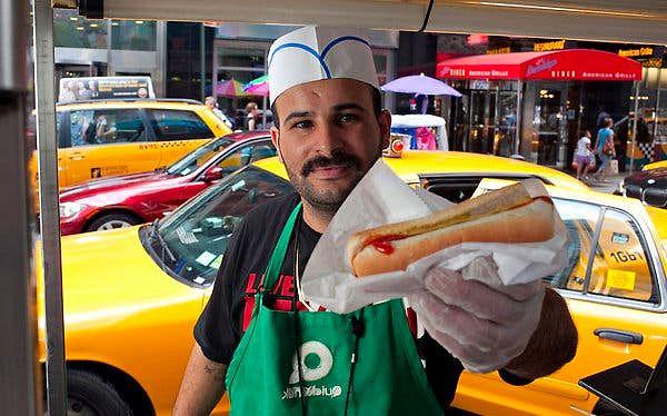 2. Sosisli sandviç de New York denince akla gelen ilk yiyeceklerden. Sokakta, arabalarda satılan sosisli sandviçin (ekmeğin içinde dana sosis, ketçap ve hardal) fiyatı 2 Dolar. 2.50 ve 3.00 Dolara satılan da var.