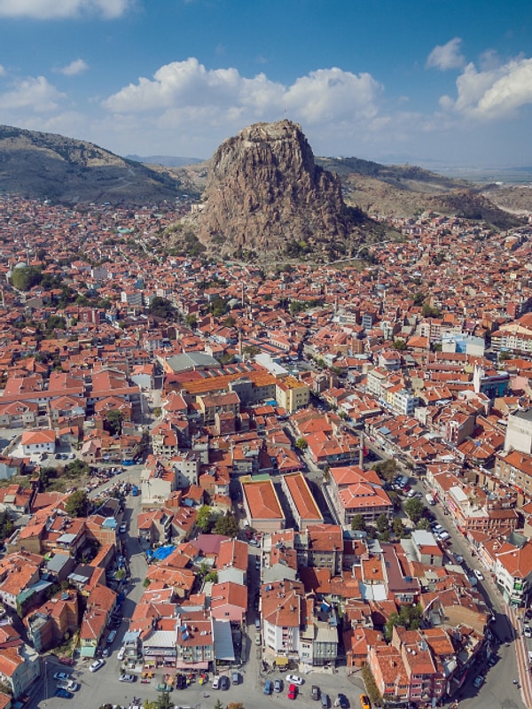 Ege'nin diğer bir ili ise termal cenneti ve dinlenme tesislerinin başkenti Afyonkarahisar. Afyon'a gittiğinizde denemeniz gereken ürünler ise şunlar: