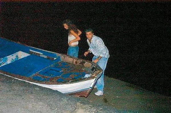 65. Erkan Petekkaya'nın evliyken Sinem Erülgen ile Emirgan sahilinde öpüşürken yakalanması