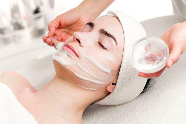 3. Yüzünüzü haftada bir kez serumlar, emülsiyonlar ve esanslardan oluşan özel bir güzellik rutini ile iyice temizleyin.