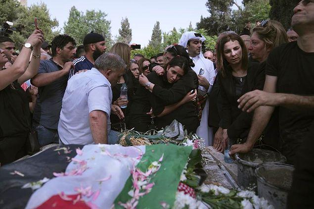 Ebu Akile'nin cenazesi, Eski Şehir bölgesindeki Hristiyan mezarlığında din adamları, ailesi, meslektaşları ve binlerce kişinin katılımıyla toprağa verildi.