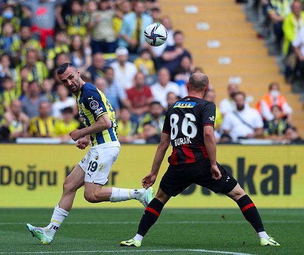 Bu sonuçla birlikte İsmail Kartal yönetimindeki Sarı-Lacivertlilerin yenilmezlik serisi 13 maça çıkarken Fenerbahçe puanını 70 yaptı.