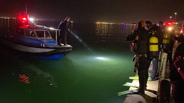 İskelede 'Titanik Pozu' Vermek İsteyen Çift Denize Düştü: Bir Kişi Hayatını Kaybetti...