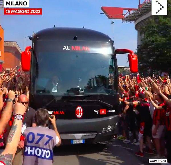 Futbolcuların bulunduğu otobüs San Siro'ya gelirken coşkulu Milan taraftarının arasından geçtiler.