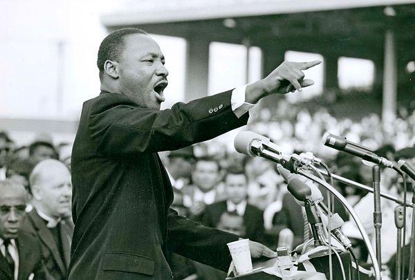 34. "Merdivenin tamamını görmene gerek yok, sadece ilk adımı at." -Martin Luther King