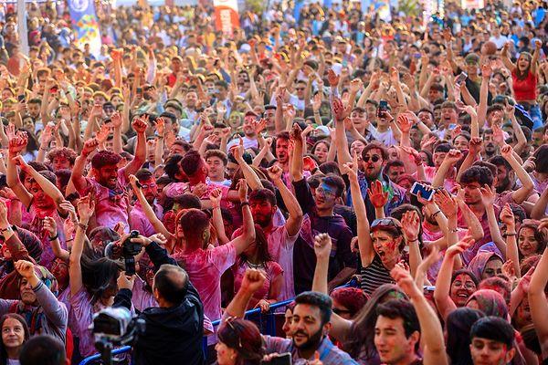 Bir yandan etkinlikler, konserler teker teker iptal edilirken, AKP'li Uşak Belediyesi geçtiğimiz gün “ColorFest” isimli bir etkinlik düzenledi.