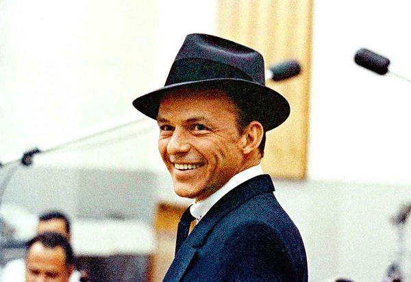 26. "İnsanlar genellikle benim oldukça şanslı olduğumu söylerler. Şans, yalnızca kendinizi doğru zamanda pazarlamak açısından önemlidir. Ondan sonra, bunu kullanmak için yetenek ve bilgi birikimine sahip olmalısınız.” -Frank Sinatra