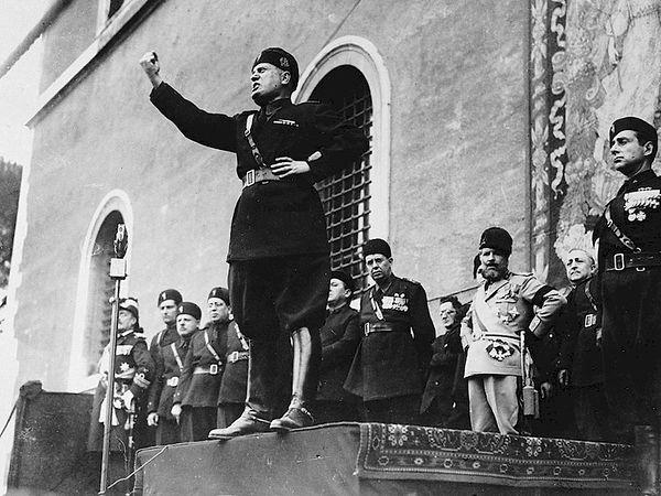 Birinci Dünya Savaşı'ndan sonra Mussolini'nin 'Kara Gömleklileri' sosyalistleri hedef aldı.