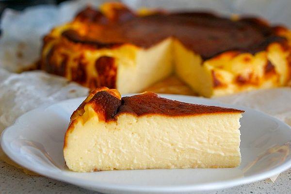 13. 90'larda San Sebastian şehrinde bir pastanede ortaya çıkan cheesecake türü san sebastian cheesecake 2018'de ülkemizde popüler olan lezzetler arasında.