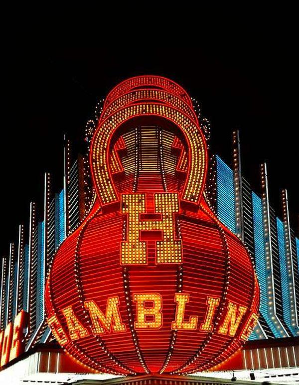 Mafyalar, çareyi ünlü isimleri Vegas'a getirmekle buldu.