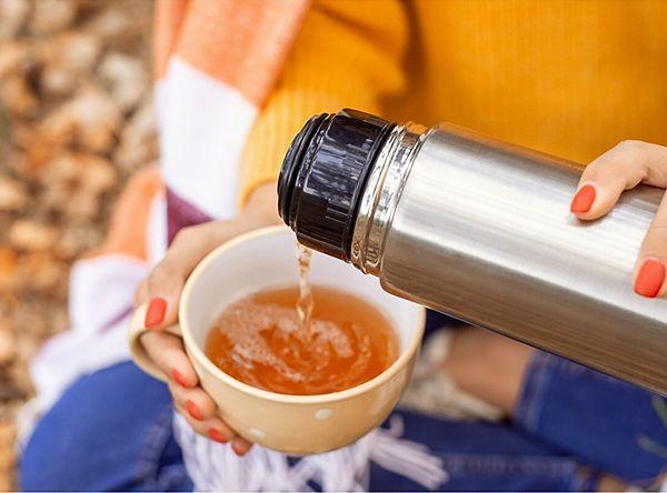 1. Çayları, kahveleri kapıp park ve bahçelere koşmak, temiz havanın tadını çıkarmak için bir termos edinmeyi düşünebilirsiniz.
