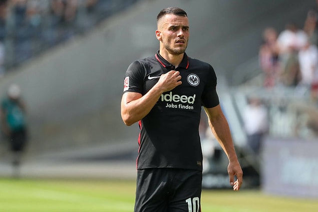 Sezon başında Eintracht Frankfurt'tan gitmeye niyetlenen hatta bavullarını bile toplayan futbolcunun takımda kalma hikayesi ise tarihe geçecek cinsten. 😂 👇