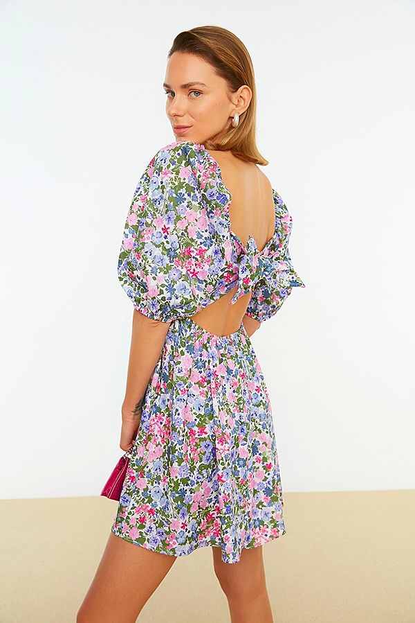 2. Bir çok markayı sollayan Trendyolmilla çiçek desenli mini elbise.