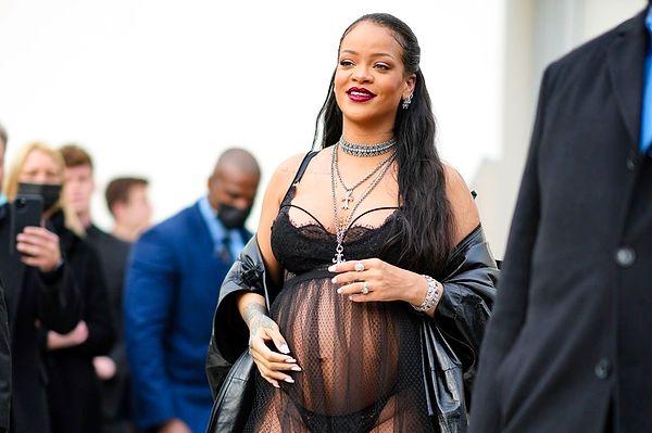 3. Geçtiğimiz günler doğum yapan Rihanna'nın asırlar süren hamileliği ve herkes kız beklerken erkek bebek dünyaya getirmesi goygoycuların diline düştü. Birbirinden eğlenceli yorumları ise sizler için derledik.