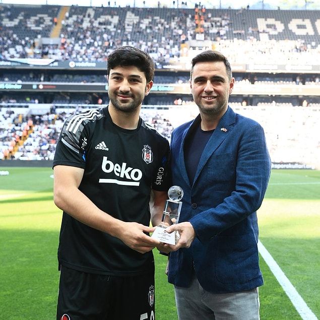 Beşiktaş sportif direktörü Ceyhun Kazancı, 100. maçına çıkan Güven Yalçın’a, 'Beşiktaş Forması ile 100. Maç Şeref Plaketi' takdim etti.