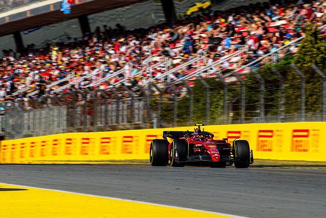 Yarışa 3. sırada başlayan Ferrari'nin diğer pilotu Sainz ise İspanya Gran Prix'sini 4. sırada tamamlamayabildi.