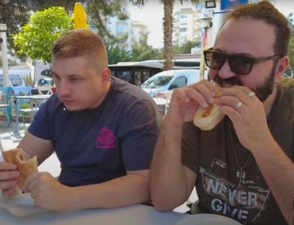 Jahrein ve Levo Antalya sokak lezzetlerini denemek ve ortaya da eğlenceli bir vlog koymak için kamera karşısına geçtiler.