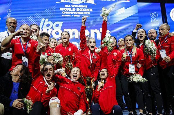 İstanbul'da düzenlenen Dünya Kadınlar Boks Şampiyonası'nda milli sporcularımız kazandıkları 5 altın ve 2 bronz madalyayla dünya şampiyonu oldu.