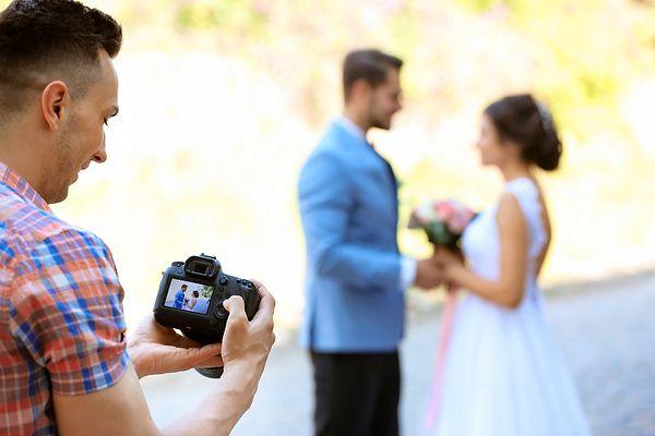 Düğün günü fotoğraf çekimi ise ayrı dert, bir sürü detay ve yorgunluk... Biz bunları tabii gelin ve damat cephesinden biliyoruz ama şimdiki konumuz bir düğün fotoğrafçısının yaptığı tespitler.