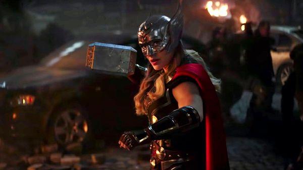 Russell Crowe’un canlandırdığı Zeus Tanrısını da gördüğümüz fragmanda Thor’un eski sevgilisi olan ve Natalie Portman tarafından canlandırılan Jane Foster da yer alıyor.