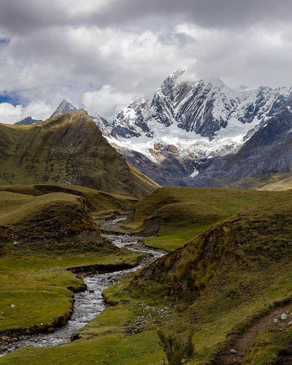 8. Peru'daki Cordillera Huayhuash Dağı: