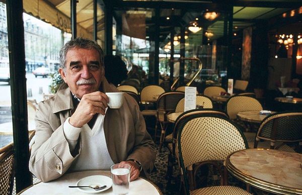 Gabriel Garcia Márquez Röportajı sırasında kahve içerken