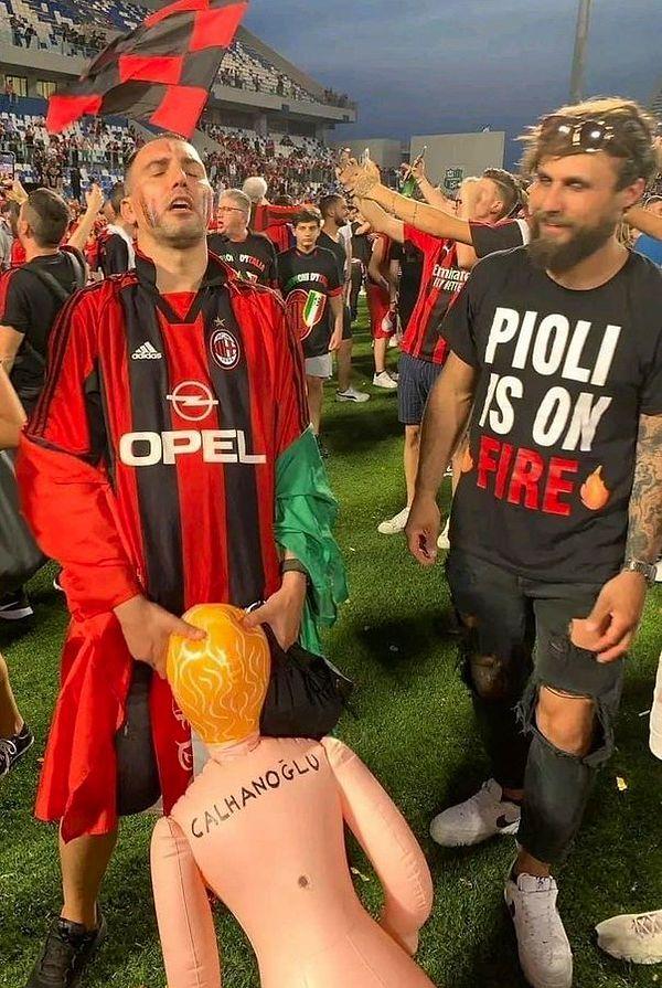 Şampiyonluğun ilan edildiği maçta sahaya giren taraftarlar üzerine Çalhanoğlu yazdıkları şişme bebekle hakan ile dalga geçmişlerdi.