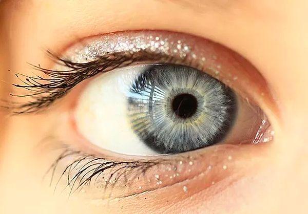 9. Gözlerinizin kendine ait bir bağışıklık sistemi vardır. Eğer kendi bağışıklık sisteminiz gözlerinizden haberdar olsaydı, onları yok ederdi.