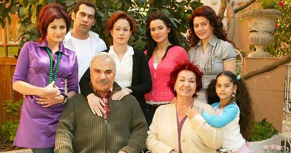 İlk bölümü 2006 yılında yayınlanan Halil Ergün, Güven Hokna, Bennu Yıldırımlar, Gökçe Bahadır, Fahriye evcen, Deniz Çakır ve Caner Kurtalan'ın başrollerinde yer aldığı Yaprak Dökümü, Türk televizyon sektörünün en çok izlenen dizilerinden birisi.