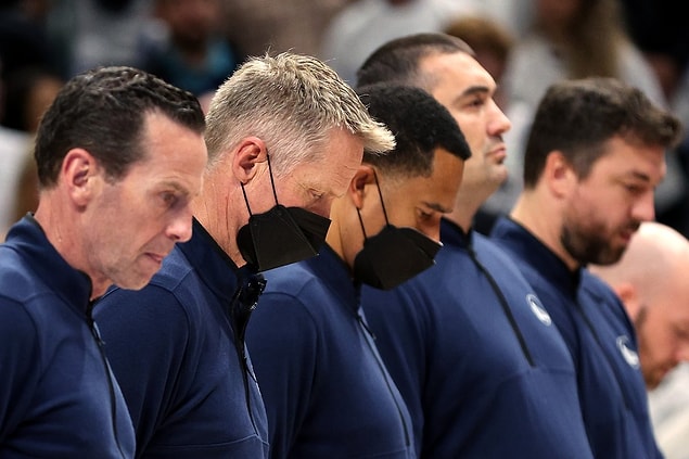 "Basketbol hakkında konuşmak istemiyorum. Ne zaman bir şeyler yapacağız?" diyen antrenörün öfkesi yüzünden okunuyordu.