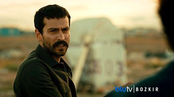 Yine BluTV yapımı olan 2018 yapımı Bozkır dizisini de atlamayalım tabii. Nuri Pamir isimli bir polisi canlandıran Ekin Koç, Yiğit Özşener ve Nur Fettahoğlu ile başrolü paylaşmıştı.