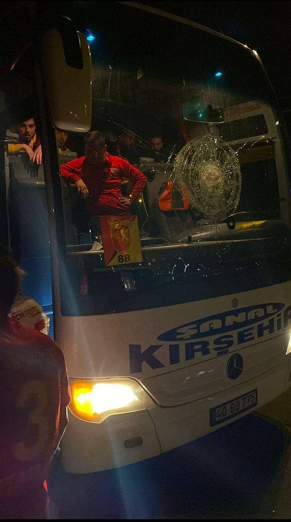 Otobüslerinin camlarının kırıldığı, taraftarların birbirlerine girdiği olaylar sosyal medyadan paylaşıldı.