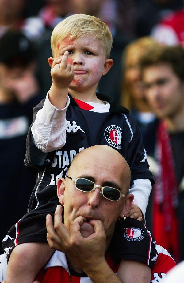 İnternette gezinirken bu Feyenoord formalı çocuğa bir şekilde denk gelmişsinizdir.