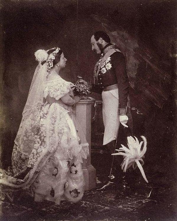 3. İngiltere Kraliçesi Viktorya tarihteki ilk beyaz gelinliği giyen kadındır. Daha öncesinde beyaz renk, yas için kullanılmaktaydı.