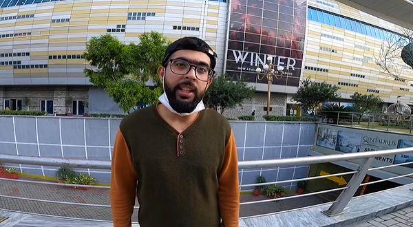 Pakistan'ın İslamabad şehrine giden ve YouTube'da Berkoo olarak bilinen Berkan Bilgiç telefonunun şarj aletini bozduğu için yeni bir şarj aleti almaya bir AVM'ye gitti.