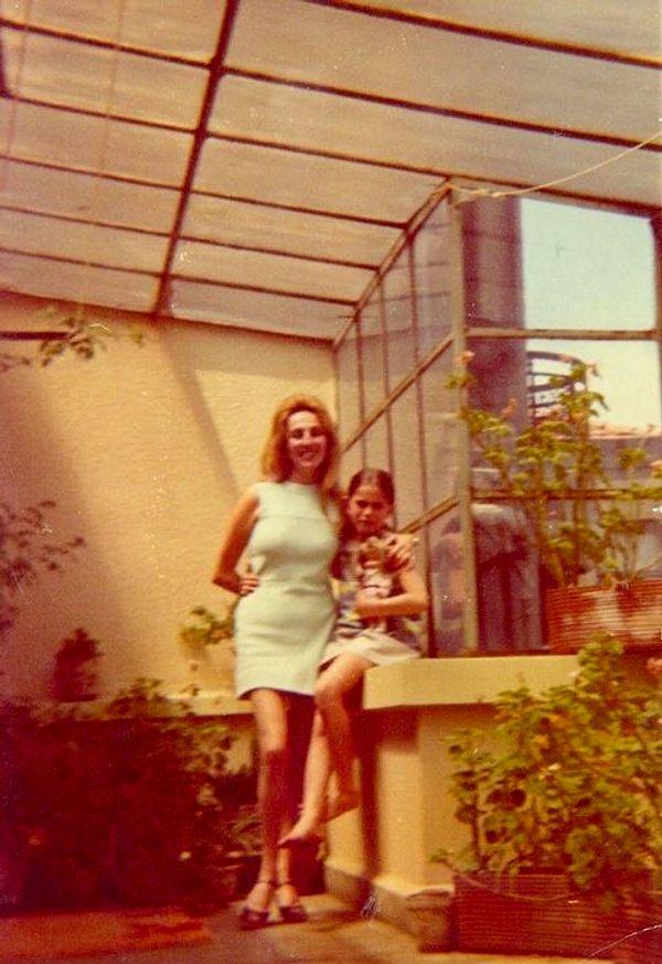 1. Apartman bahçesinde poz veren anne kız, İstanbul, 1971.