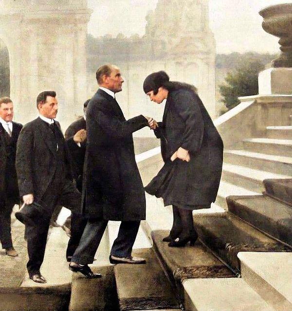 20. Dolmabahçe'de Atatürk ve Makbule Hanım, İstanbul, 1927.