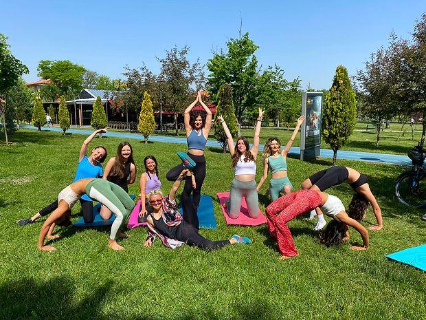 CİMER'e Şikayet Etmişler... Eskişehir'de Parkta Yoga Yapan Kadınlar Engellendi