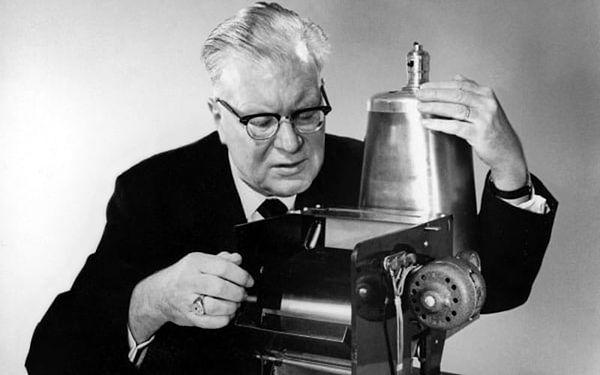 6. Patent bürosunda çalışan Chester Carlson işte çok fazla belge ve dosya kopyalarken hukuk derslerine çalışıyordu, bu dönemde belge kopyalama konusunda icat yapmaya karar verdi ve fotokopi makinesini icat etti.