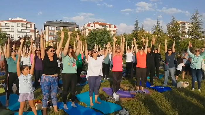 Yoga Krizi: Eskişehir'de Yüzlerce Kadın Yoga İçin Bir Araya Geldi