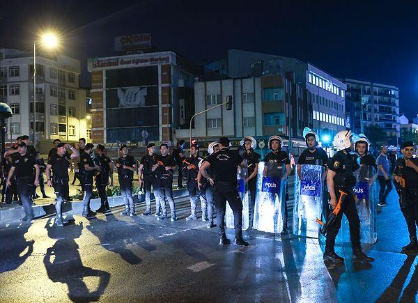 İstanbul Valisi Ali Yerlikaya ve İl Emniyet Müdürü Zafer Aktaş da bölgeye gelerek vatandaşlarla görüştü.
