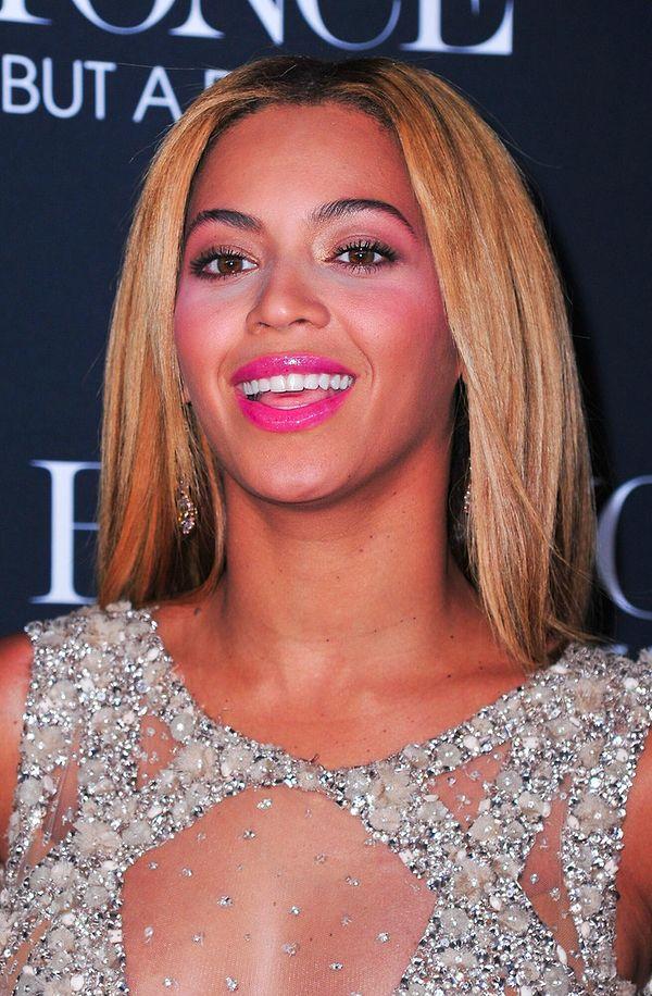 1. Beyoncé kaşlarını tutkal çubuğuyla şekillendiriyor.
