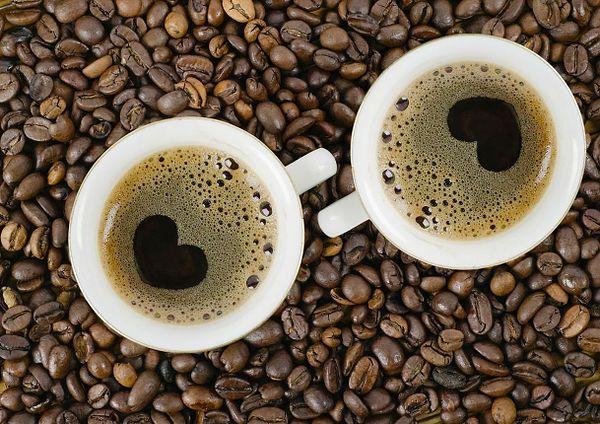Günümüzde neredeyse çayın yerini alan kahve sıklıkla tüketilen içeceklerden birisi. Doğru tüketildiği zamanda insan sağlığı için oldukça yararlı.