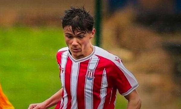 1 Temmuz 2020'de Stoke City'nin altyapısına geçen genç futbolcu Emre Tezgel, Stoke City'nin U23 kadrosunda da zaman zaman yer alıyor fakat forma giymiyor.