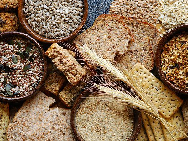 Tam tahıllar harika bir protein kaynağıdır ve ayrıca lif, B vitaminleri ve mineraller gibi diğer temel besinleri de sağlar.