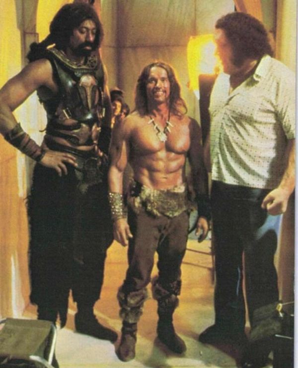 19. 1983'de Arnold Schwarzenegger, Wilt Chamberlain ve Andre The Giant ile birlikte Destroyer Conan'ın setinde.