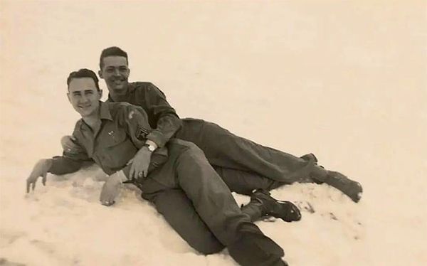 27. 1945'de Avusturya'da iki genç asker fotoğraf için poz veriyor.