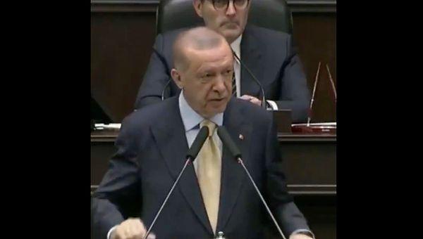 AKP'li Cumhurbaşkanı Recep Tayyip Erdoğan, partisinin grup toplantısında Gezi Parkı protestolarına katılan vatandaşları küfür etti. Protestoları eleştiriren Erdoğan vatadandaşlara 'Sürtük' dedi.