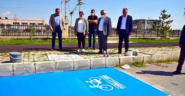 12. AKP'li Afyonkarahisar Belediyesi'nin 10 milyon liraya yaptığı bisiklet yolunun üzerinden 1 yıl geçmeden söküldüğü ortaya çıktı.