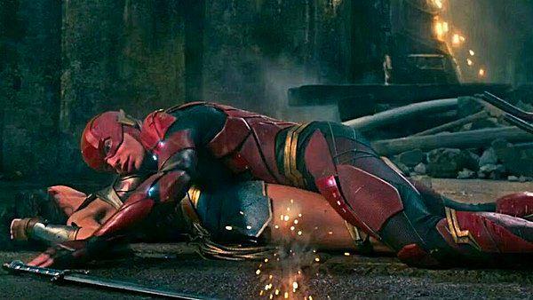 1. Gal Gadot, Flash'ın Wheedon's Justice League'de üstüne düştüğü bir sahneyi çekmeyi reddetti.